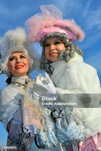 Photo libre de droit de Couple Carnaval De Venise 2013 Au Coucher Du Soleil Du Canale Grande Italie banque d'images et plus d'images libres de droit de Accessoire vestimentaire historique