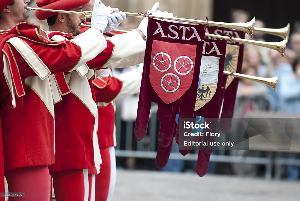 Bugler in costumi medievali Rievocazione - Foto stock royalty-free di Bandiera