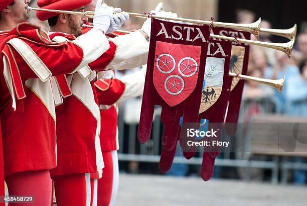 Reconstituição Medieval Costumes Bugler Em - Fotografias de stock e mais imagens de Bandeira - Bandeira, Cavaleiro - Papel Humano, Comemoração - Evento