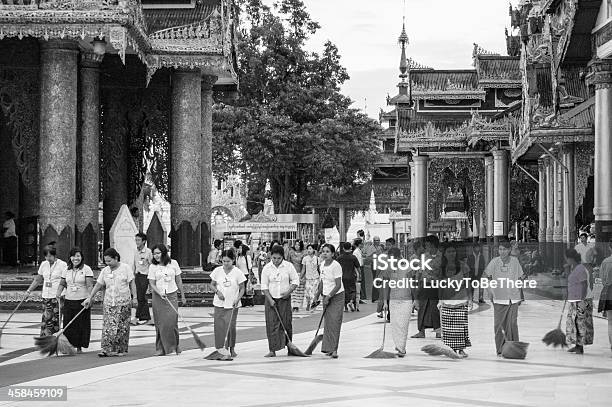 Photo libre de droit de Volontaires De La Pagode Swhedagon Yangon Myanmar banque d'images et plus d'images libres de droit de Action caritative et assistance