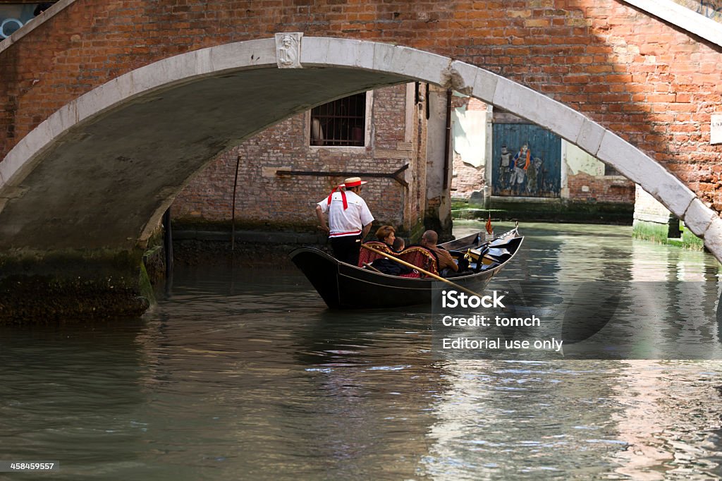 Gondola z turystów żagle pod mostem w Wenecja - Zbiór zdjęć royalty-free (Architektura)