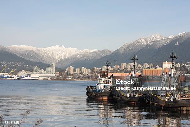 Tug Barcos No Porto De Metro De Vancouver Canadá Em Burrard Entrada - Fotografias de stock e mais imagens de Ao Ar Livre