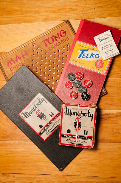 vintage jogos de tabuleiro: monopólio, teeko e damas chinês - monopoly board game part of leisure games play imagens e fotografias de stock