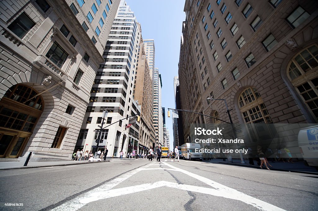 Wall Street, à New York City - Photo de Bande médiane libre de droits