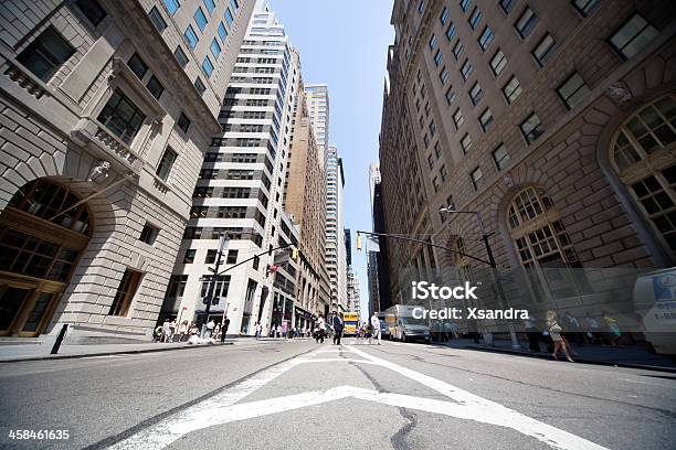 Wall Street W Nowym Jorku - zdjęcia stockowe i więcej obrazów Bezchmurne niebo - Bezchmurne niebo, Budynek z zewnątrz, Dolny Manhattan