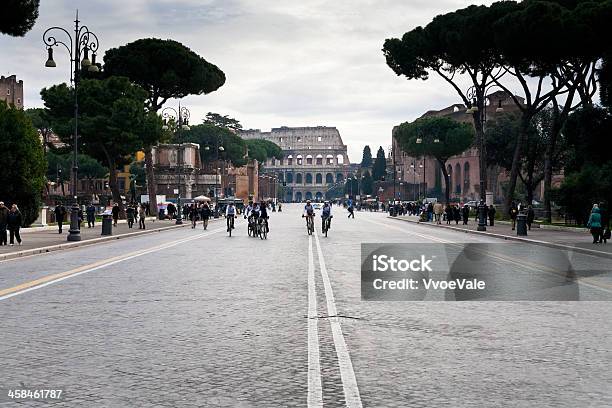 Ciclo Corsa Su Strada Per Il Colosseo Roma - Fotografie stock e altre immagini di Ambientazione esterna - Ambientazione esterna, Antico - Condizione, Architettura