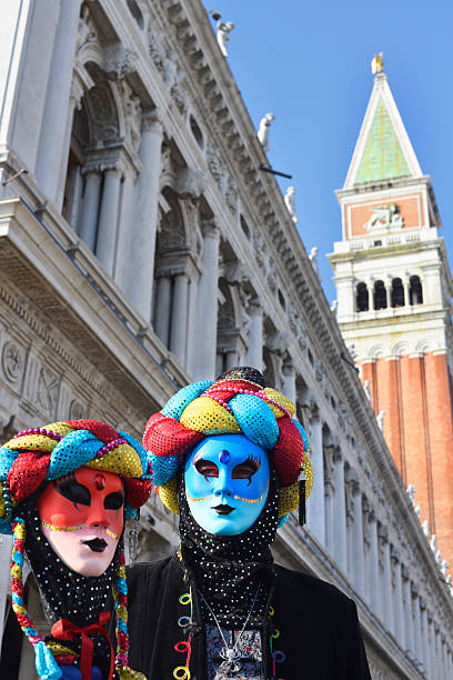 semipública pareja carnaval de venecia 2013 st mark's square de italia - couple performer people venice italy fotografías e imágenes de stock