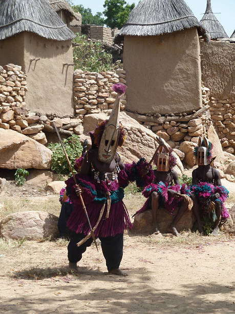 dogon tribal-tänzer in mali - dogon tribe stock-fotos und bilder