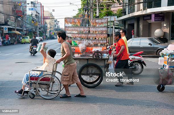 Photo libre de droit de Personnes Traversant La Rue banque d'images et plus d'images libres de droit de Bangkok - Bangkok, Marchand, Adulte