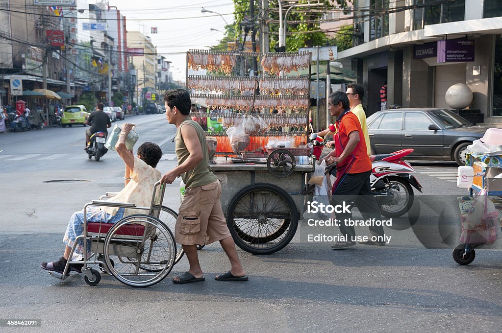 As pessoas atravessam a rua - Royalty-free Banguecoque Foto de stock