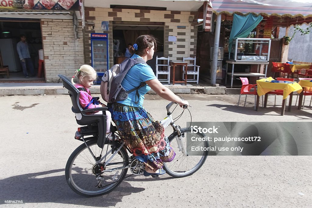 Femme sur un vélo avec fille - Photo de Adulte libre de droits