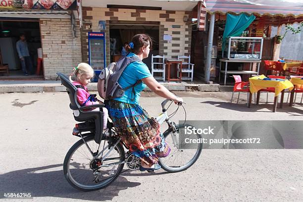 Photo libre de droit de Femme Sur Un Vélo Avec Fille banque d'images et plus d'images libres de droit de Adulte - Adulte, Asie de l'Ouest, Assis