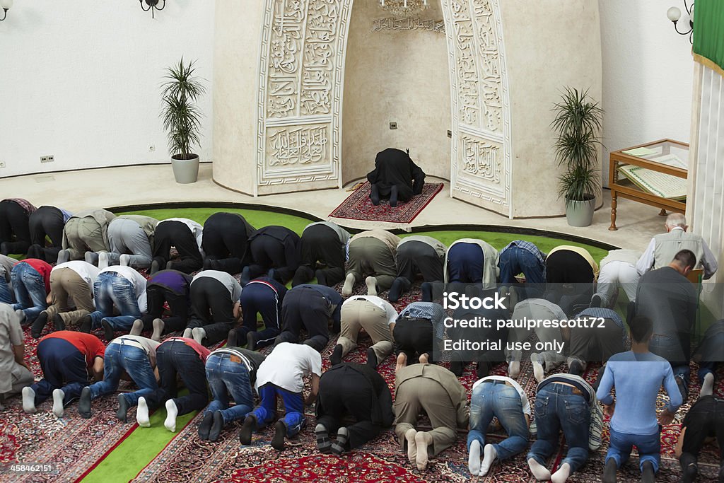 Послеобеденный Молитвенный в мечеть - Стоковые фото Азиатская культура роялти-фри