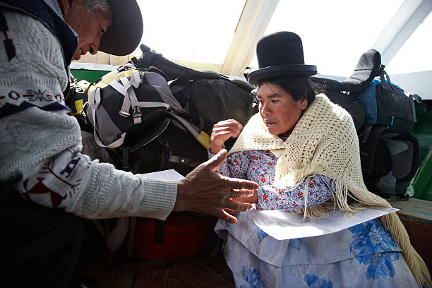 bolivianische frau und mann in traditionellen kleid - bolivia copacabana bolivian ethnicity lake titicaca stock-fotos und bilder