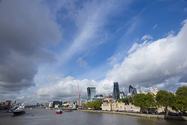 ロンドン、イングランド、英国 - crane skyline uk tower of london ストックフォトと画像