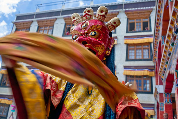 챔 댄스 - traditional festival ladakh ethnic music india 뉴스 사진 이미지