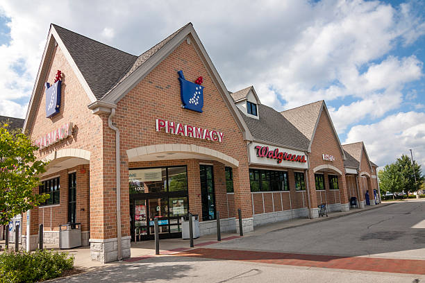 Walgreens Drug Store Arlington Heights, IL, USA - September 2, 2013: Exterior of a Walgreens drug store on a summer day walgreens stock pictures, royalty-free photos & images