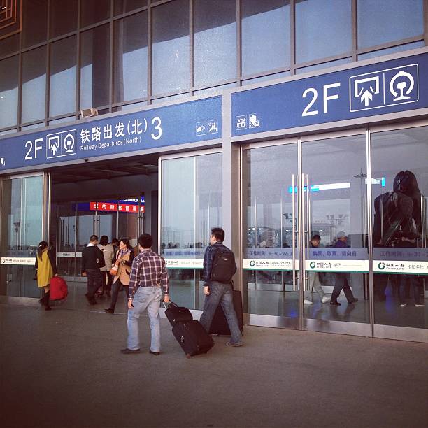 gare de nanjing sud - editorial iphone train city photos et images de collection