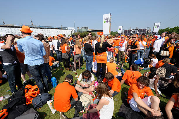 persone presso la piazza dei musei di amsterdam sulla festa della regina - editorial urban scene horizontal people foto e immagini stock