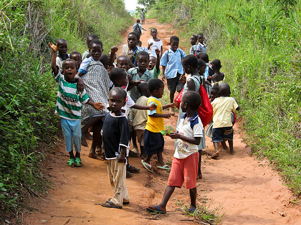 non identifiée ghana village élèves - africa child village smiling photos et images de collection