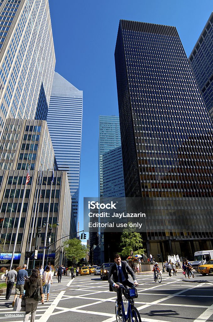 Radfahrern & Architektur in Midtown Manhattan Skyline, New York City - Lizenzfrei Amerikanische Flagge Stock-Foto