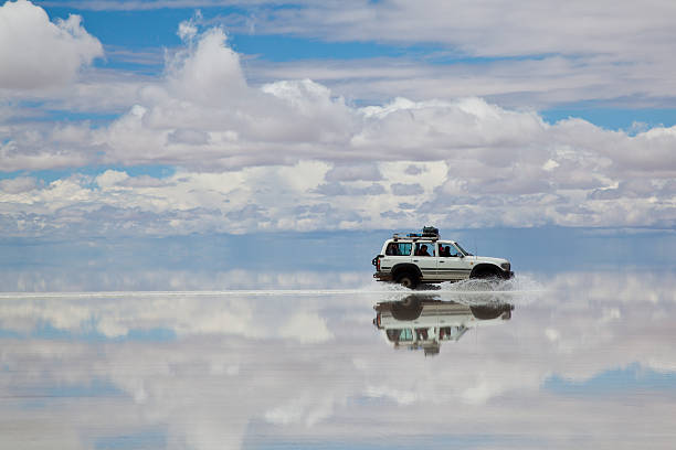 suv auto im salar de uyuni, bolivien - salar stock-fotos und bilder