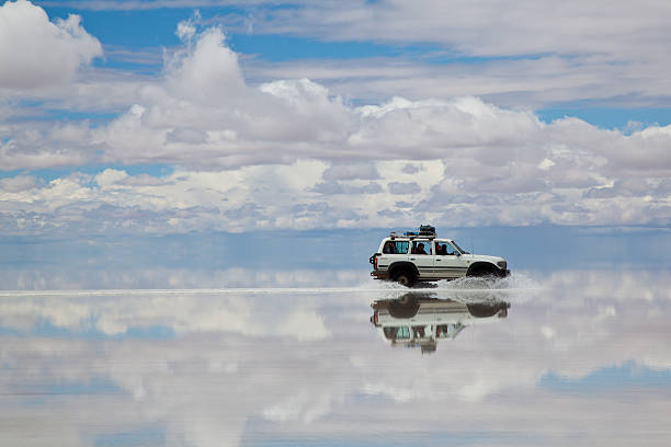 スポーツ用多目的車の車を、ボリビアウユニ塩湖 - ウユニ塩湖 ストックフォトと画像