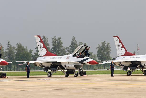 usaf thunderbirds アクセス、離陸準備をした - flying air vehicle performance airshow ストックフォトと画像