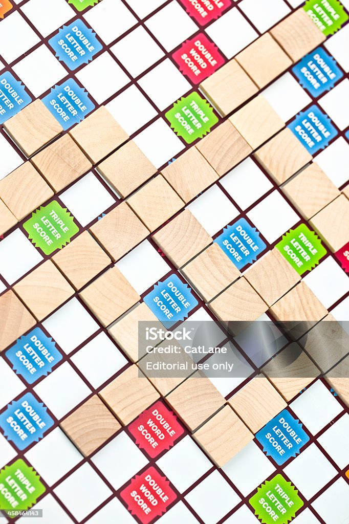 Scheda vuota con piastrelle di Scrabble - Foto stock royalty-free di Scrabble