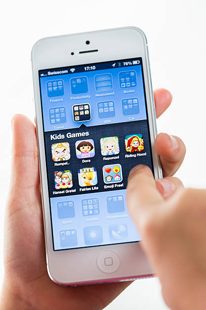 apple iphone 5, детские игры - swisscom стоковые фото и изображения