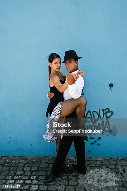 Танго Демонстрация На Улице Ла Бока В Буэносайресе — стоковые фотографии и другие картинки Каминито
