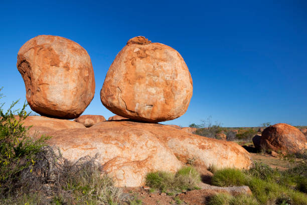 デビルスマーブル晴れた日には、地域、オーストラリア北部 - devils marbles ストックフォトと画像