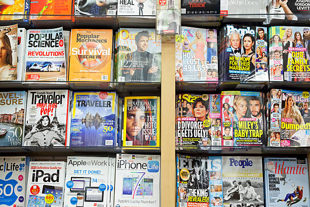 pile de magazines - magazine rack news stand day usa photos et images de collection