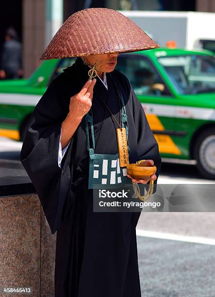 Foto de Sacerdote Budista Tóquio Japão e mais fotos de stock de Budismo - Budismo, Caixa de Doação, Capitais internacionais