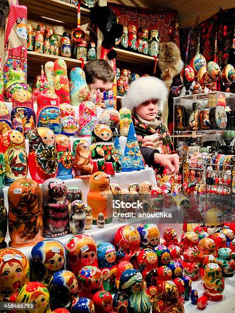 Bambole Russe Di Nidificazione Vendita A Parigi Mercatino Di Natale - Fotografie stock e altre immagini di Mercatino di Natale