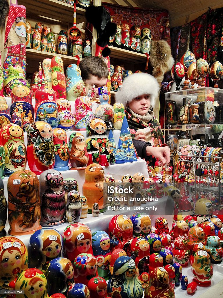 Bonecas russas de nidificação venda em Paris mercado de Natal - Foto de stock de Mercado Natalino royalty-free