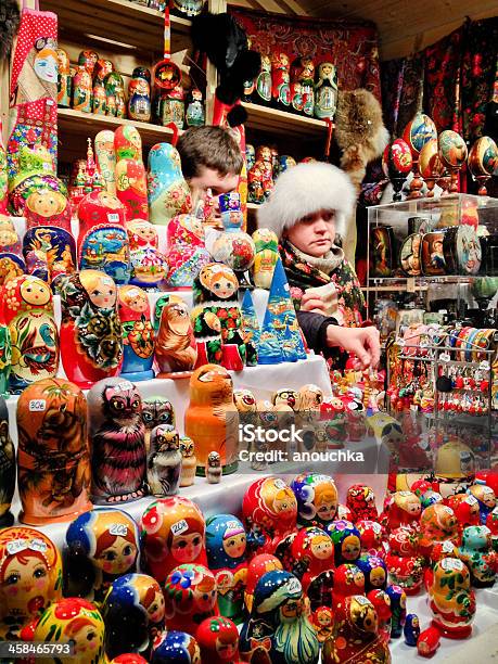 Foto de Bonecas Russas De Nidificação Venda Em Paris Mercado De Natal e mais fotos de stock de Mercado Natalino