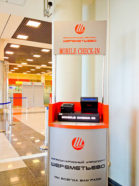 mobile chiosco per il check-in in aeroporto di mosca sheremetyevo - mobilestock editorial russia airport foto e immagini stock