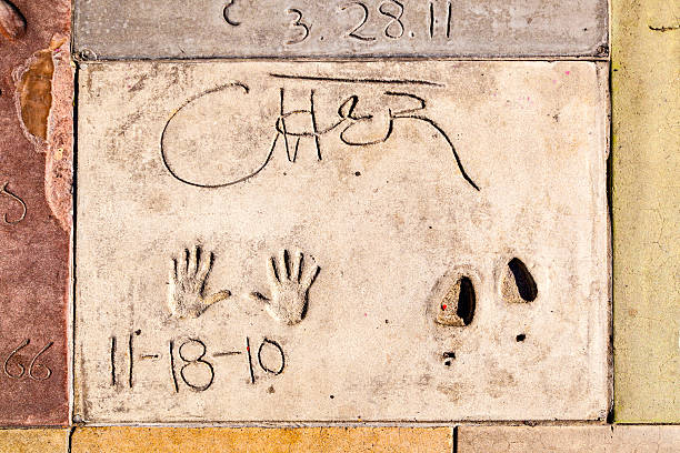 hand- and footprints of cher at grauman's chinese theatre - cher 個照片及圖片檔