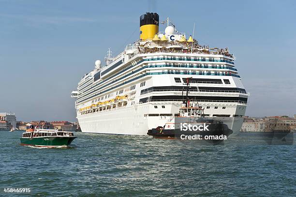 Grande Cruzeiro Navio Em Veneza Itália - Fotografias de stock e mais imagens de Antigo - Antigo, Barco de Cruzeiro, Branco