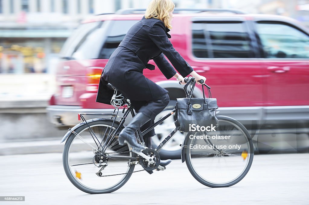 Bicicleta en movimiento borroso tráfico - Foto de stock de Andar en bicicleta libre de derechos