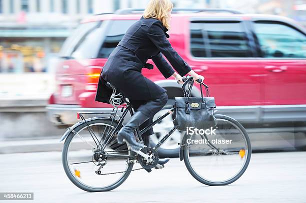 Bicicleta En Movimiento Borroso Tráfico Foto de stock y más banco de imágenes de Andar en bicicleta - Andar en bicicleta, Bicicleta, Ciudad