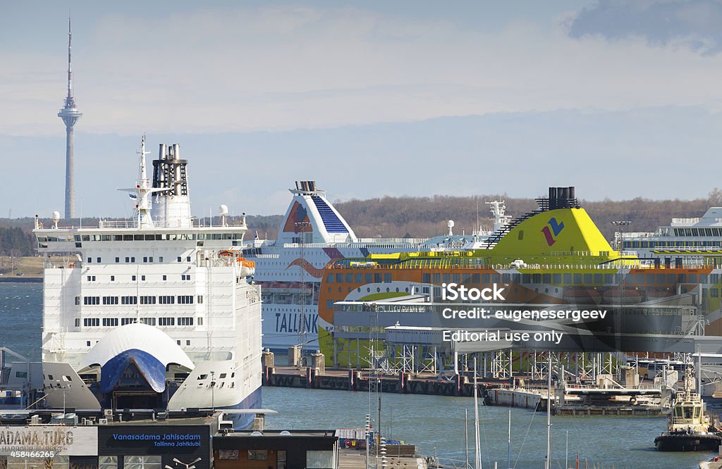 Les ferries pour passagers moor dans le port de Tallinn - Photo de Bateau de voyageurs libre de droits