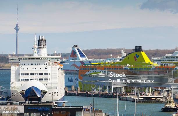 Photo libre de droit de Les Ferries Pour Passagers Moor Dans Le Port De Tallinn banque d'images et plus d'images libres de droit de Bateau de voyageurs