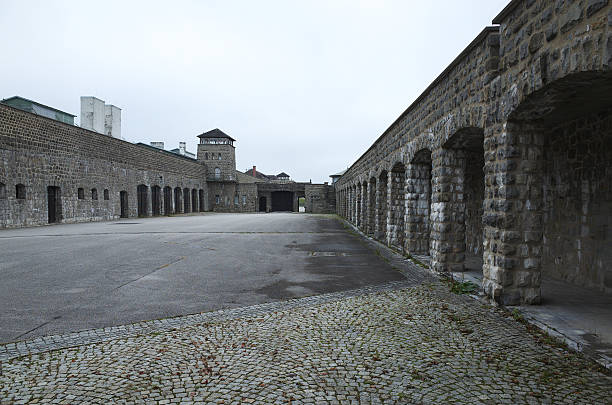 kz mauthausen patio - adolf hitler fotografías e imágenes de stock