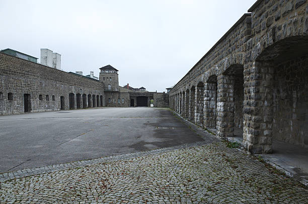 pátio kz mauthausen - adolf hitler imagens e fotografias de stock