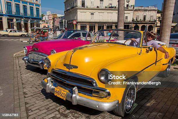 Photo libre de droit de La Havane Couleurs banque d'images et plus d'images libres de droit de Chevrolet - Chevrolet, Couleur vive, En rang