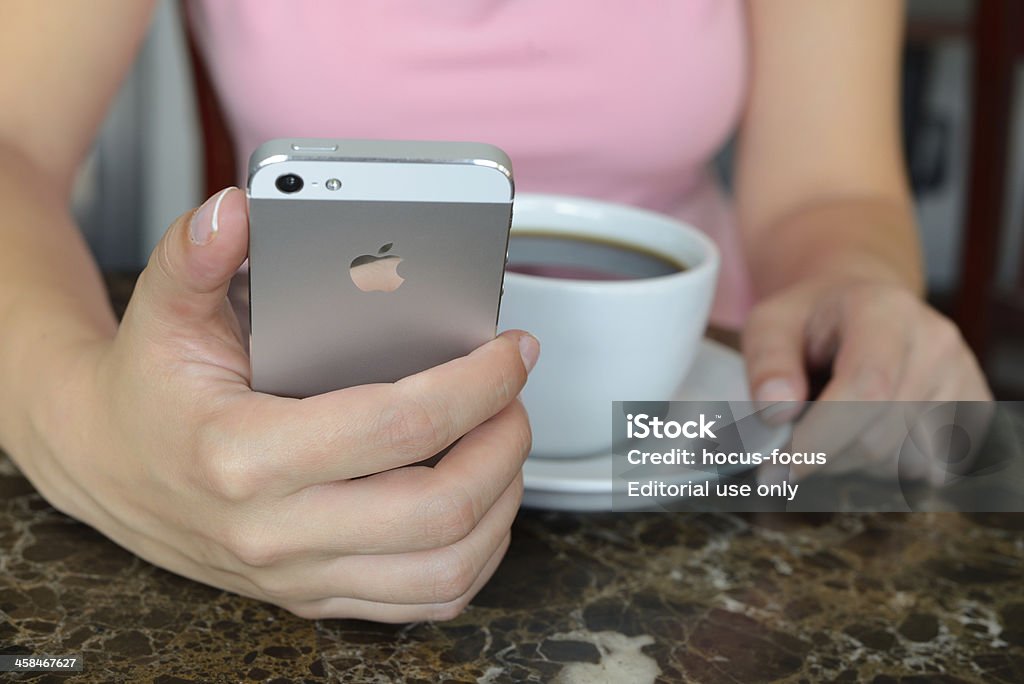 Utilizzando Apple iPhone 5 - Foto stock royalty-free di Vista posteriore
