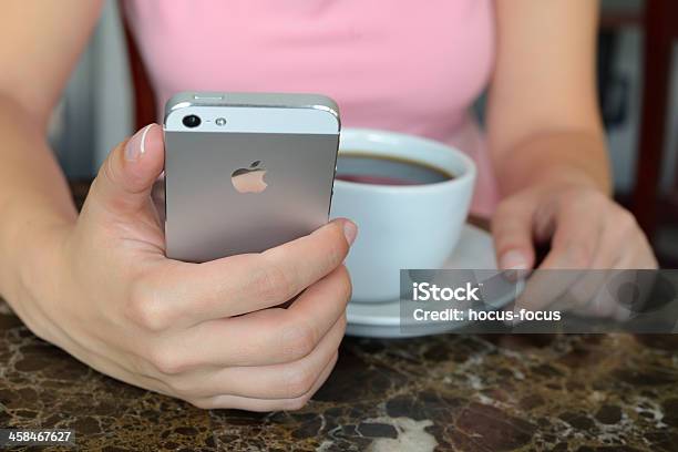Utilizzando Apple Iphone 5 - Fotografie stock e altre immagini di Vista posteriore - Vista posteriore, Adulto, Affari