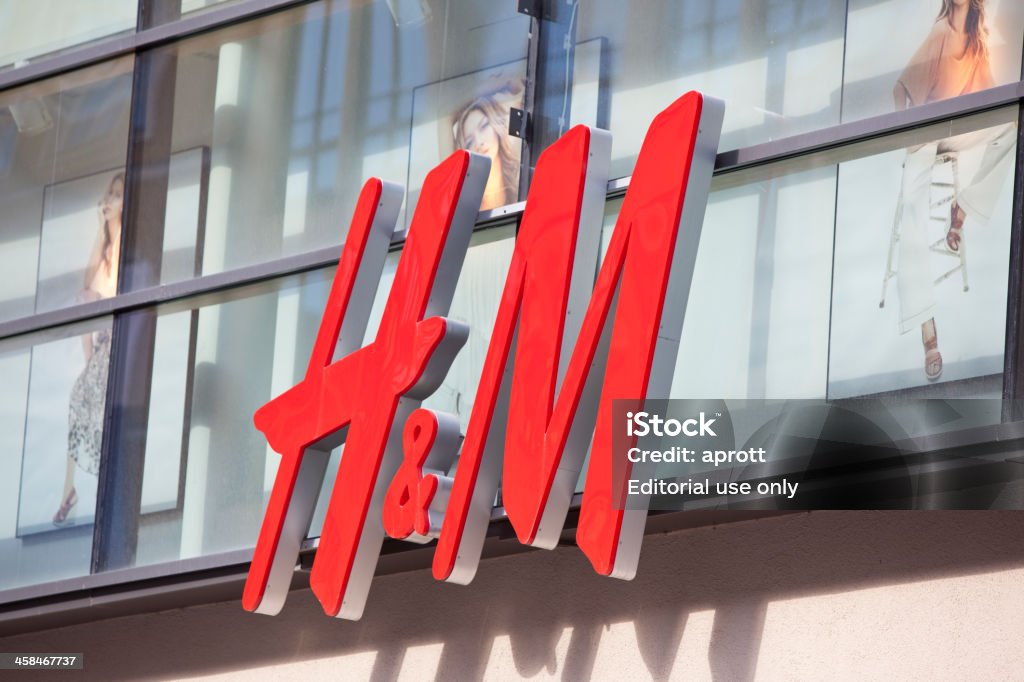 Logo della retail svedese-abbigliamento azienda Hennes Mauritz & & (H M - Foto stock royalty-free di H&amp;M